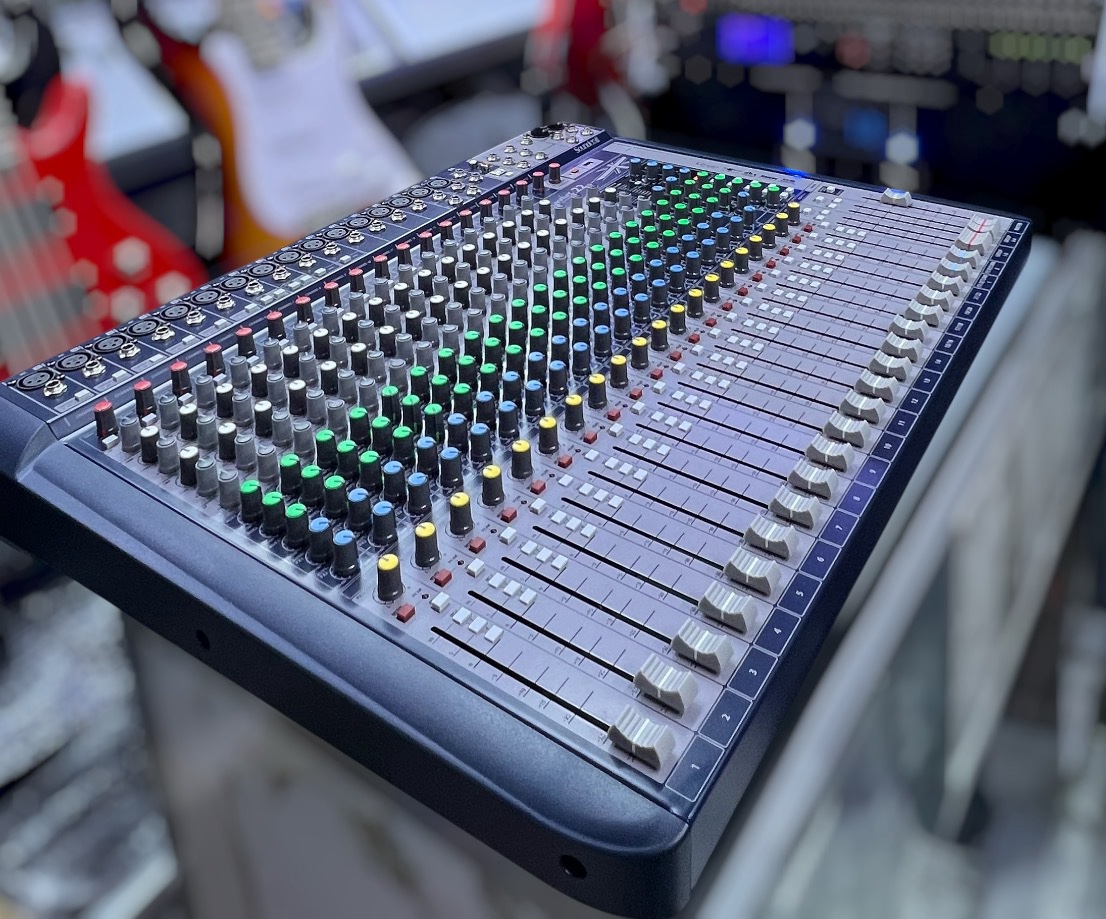 Soundcraft Signature 22 Mixing Console (Ghost Preamps & dbx Limiters)